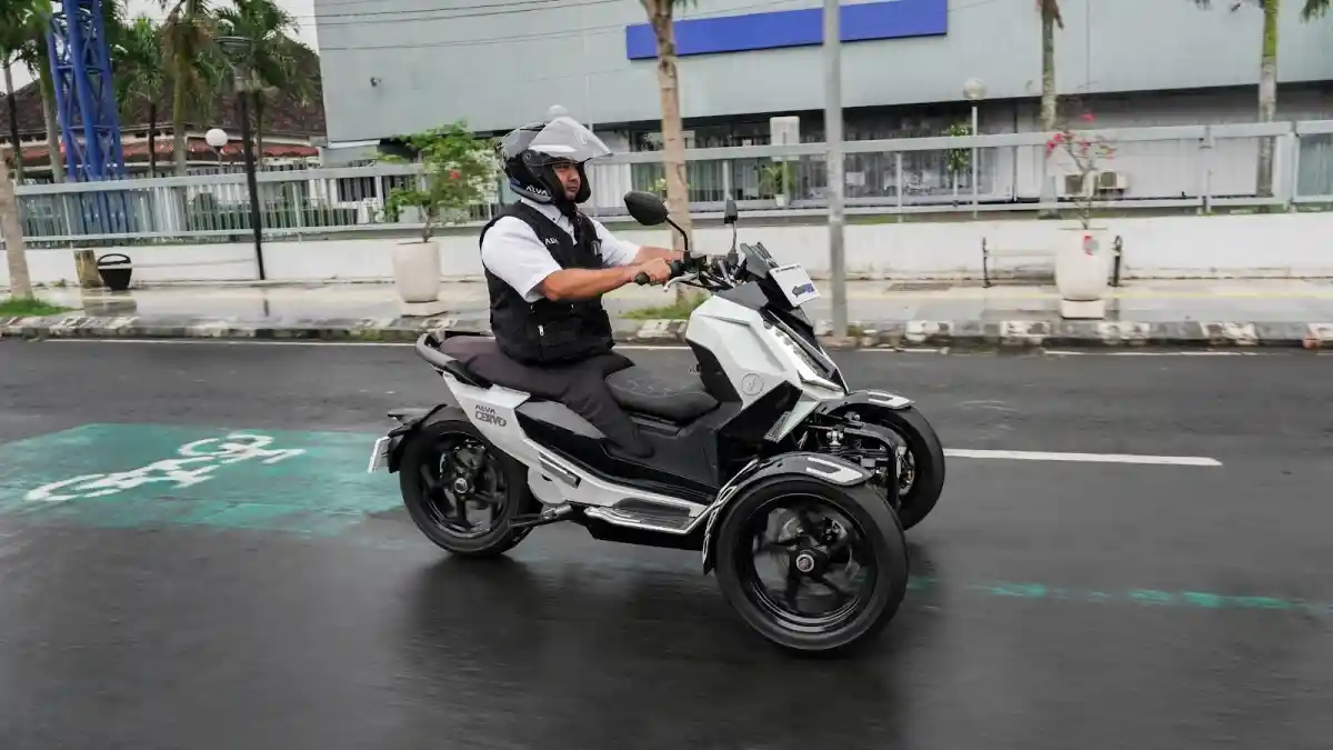 ALVA Apresiasi Dosen Difabel yang Andalkan Motor Listrik Cervo Roda Tiga
