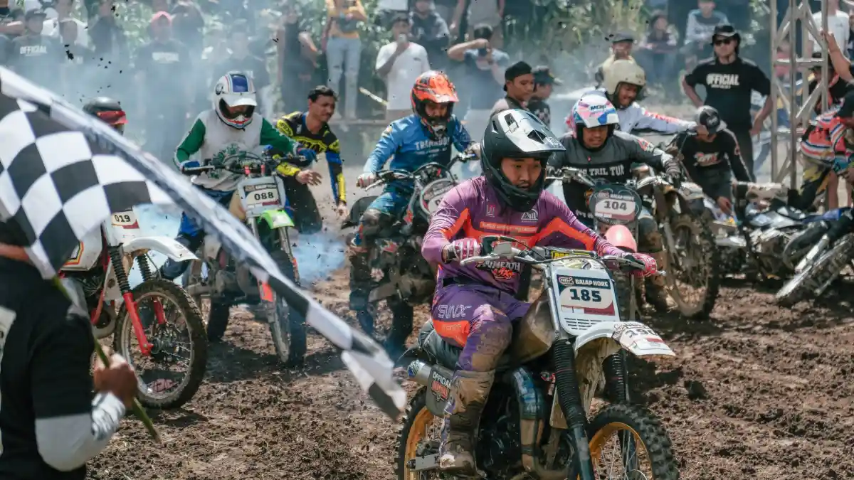 Arisan Tril Tua ke-8 Sukses Digelar di Bali, Diikuti Ribuan Pecinta Motor Trail Lawas