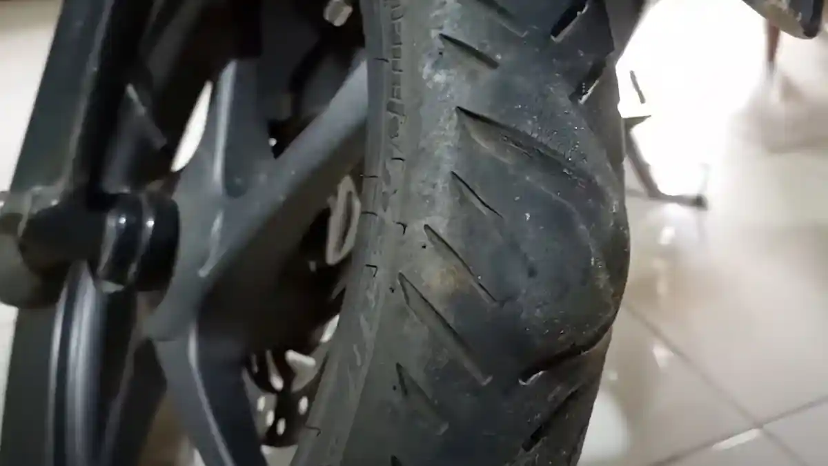 Kenapa Ban Motor Bisa Benjol? Ini Penyebab dan Cara Mencegahnya