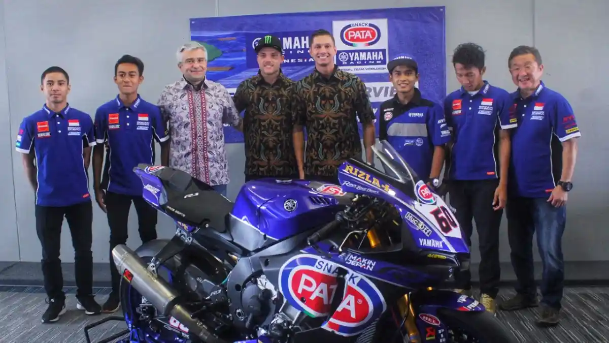 Ketika Pembalap WSBK Yamaha 2018 Menerima Batik dari Indonesia, Bikin Terharu!