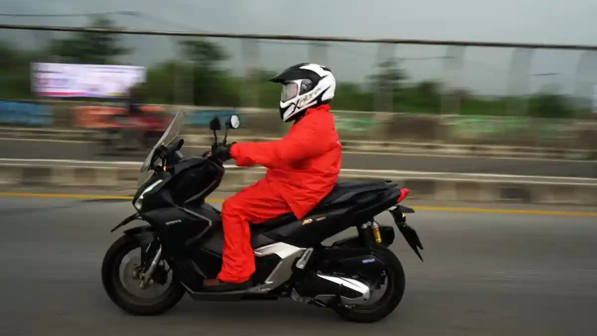 Hindari Kecelakaan Saat Hujan, Ini Saran Keselamatan Saat Berkendara