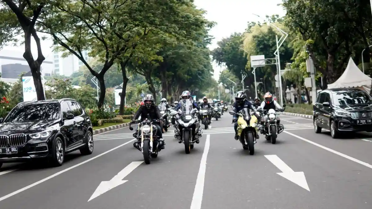 BMW Motorrad Indonesia Ajak Komunitas Sunmori Sambil Berbagi