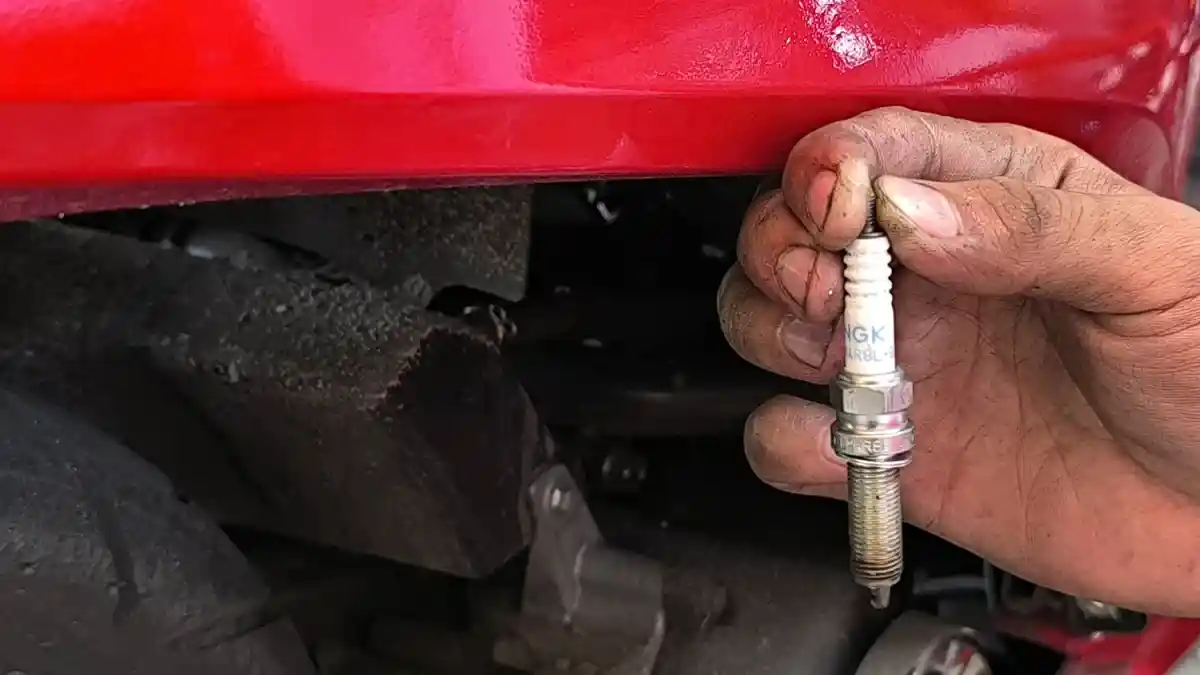 Kenali Tanda Busi Motor Bermasalah Sebelum Timbulkan Kerusakan Mesin