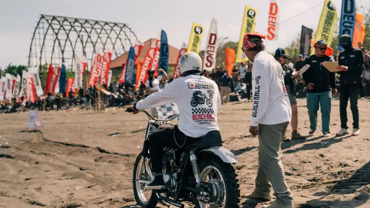 Ribuan Pengunjung Padati Custom War Bali 2025, Sajikan Aksi Seru Beach Race