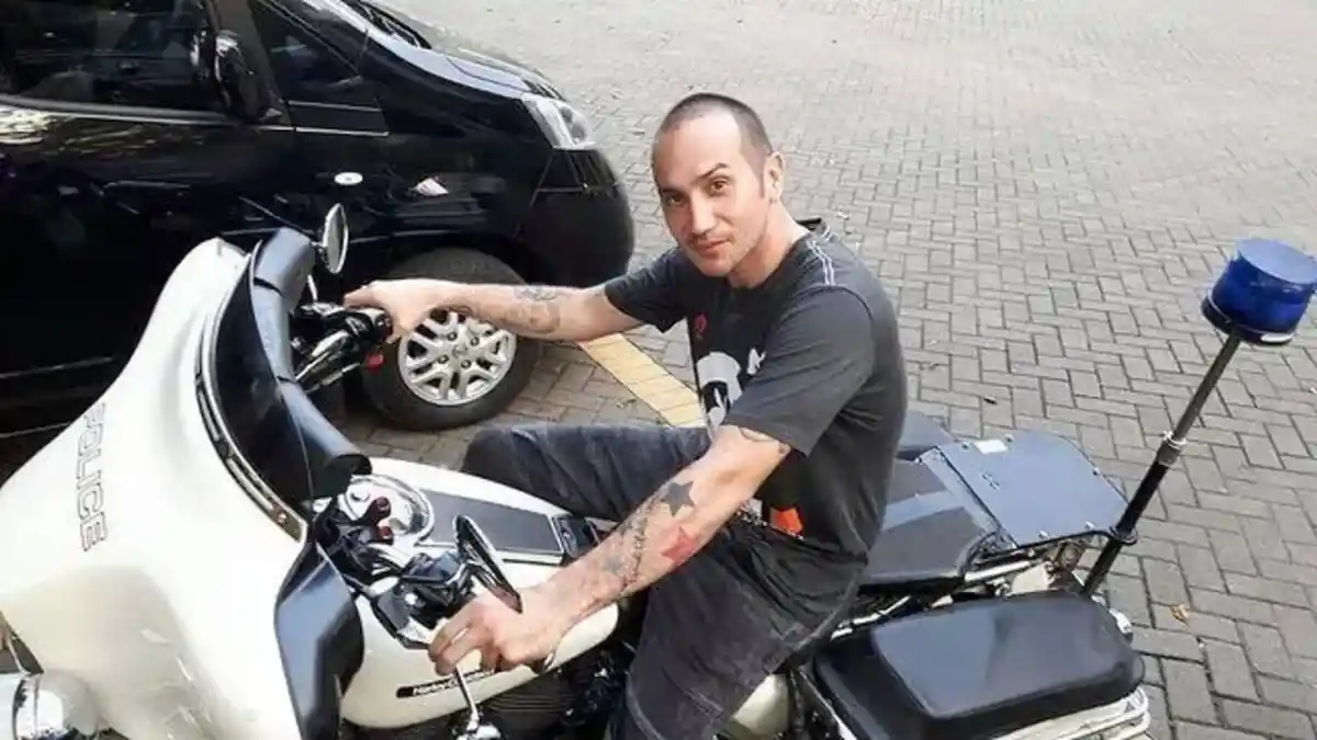 Gary Iskak Out of Control Saat Bawa Motor, Hingga Menabrak Pohon