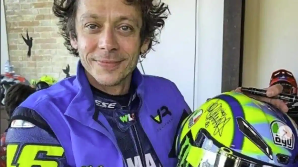 Valentino Rossi Sumbangkan Helm Andalannya untuk Valencia