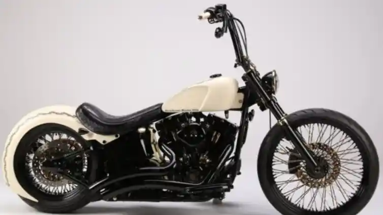 Motor Harley-Davidson Custom Bertandatangan Paus Dilelang