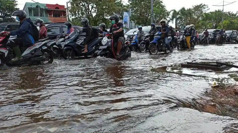 Melaju di Jalan Tergenang Mesti Waspada di Dalam Genangan