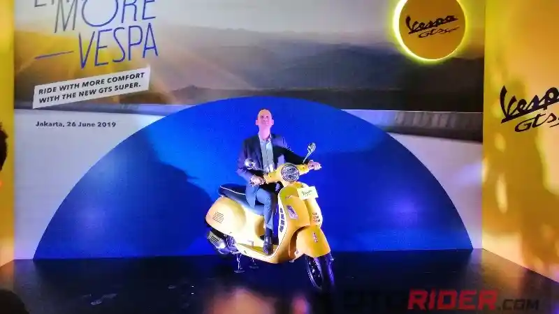 Vespa GTS 150 i-get ABS Disegarkan, Lampu dan Dasi Baru