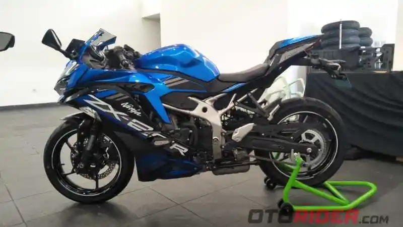 Tersedia Dua Varian, Apa Beda Kawasaki Ninja ZX-25R Standard dan ABS SE?