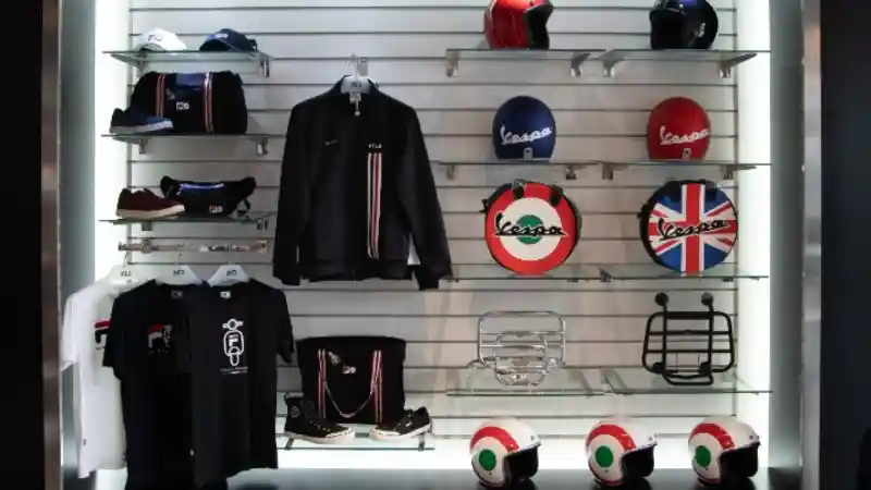 Vespa Kolaborasi dengan Fila Ciptakan Apparel. Harga di Bawah RP 1 juta Semua