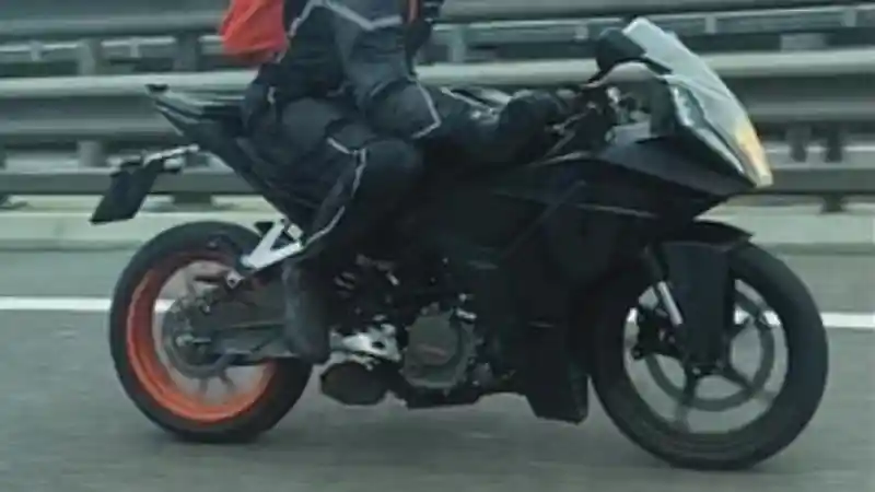 Spy Shot Diduga KTM RC 200 Sedang Dalam Pengetesan