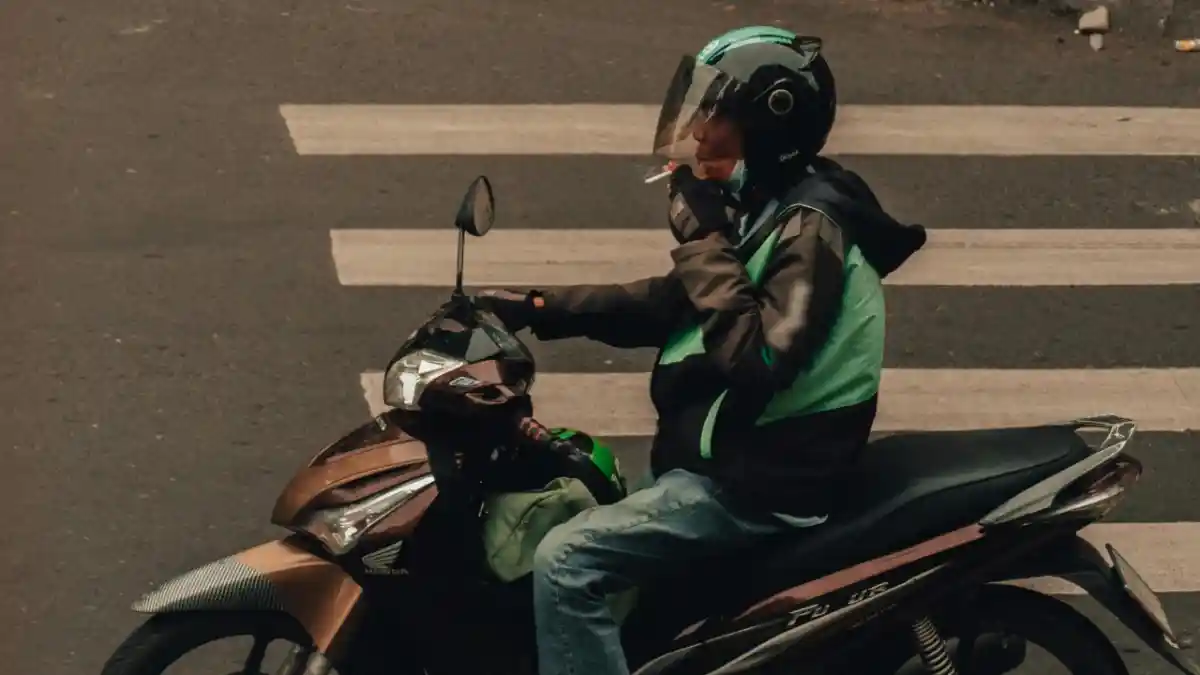 Pengendara Merokok Bisa Dipidana, Aturan Lalu Lintas Digugat ke MK