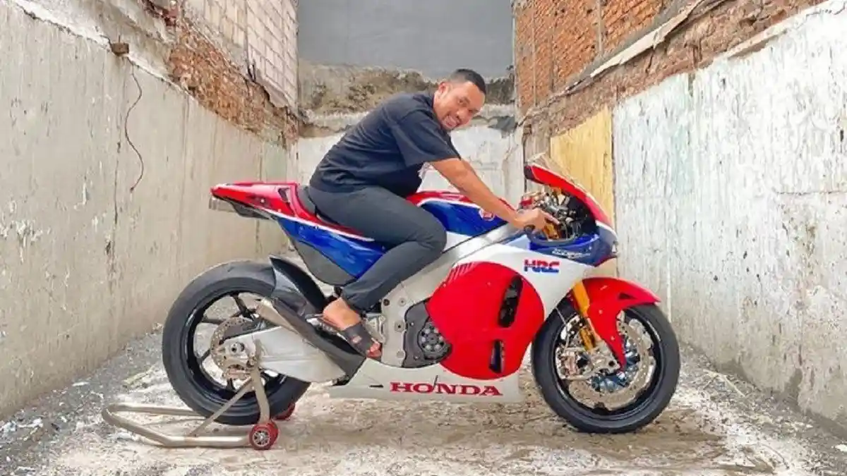 Ahmad Sahroni Koleksi Dua Motor MotoGP Versi Jalan Raya, Ducati Desmosedici RR dan Honda RC213V-S