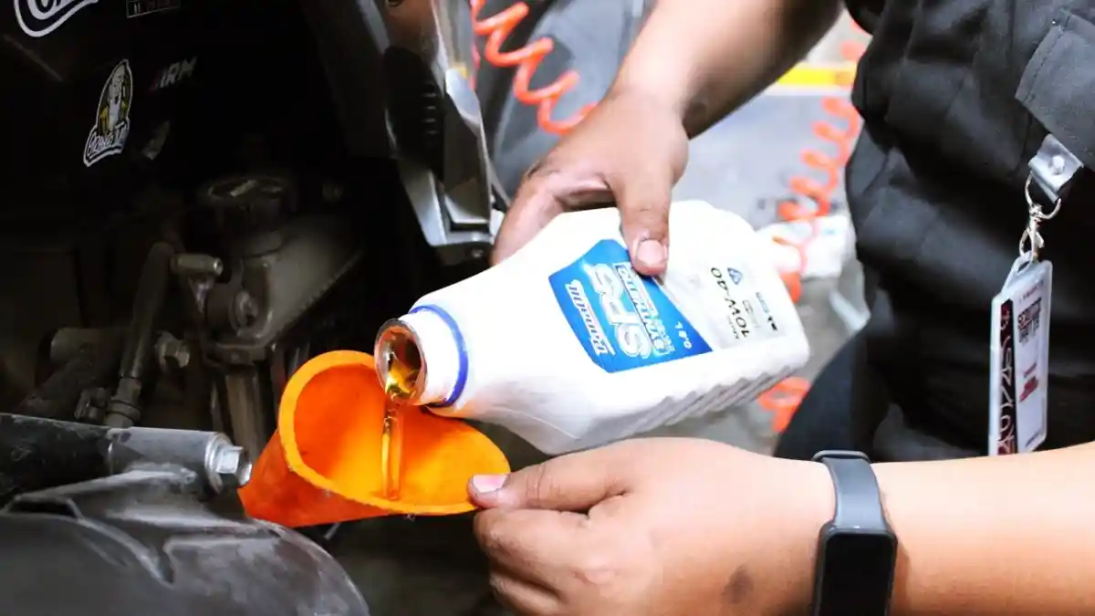 Ratusan Motor Dapat Layanan Service Gratis dari PanaOil-ITS di Surabaya