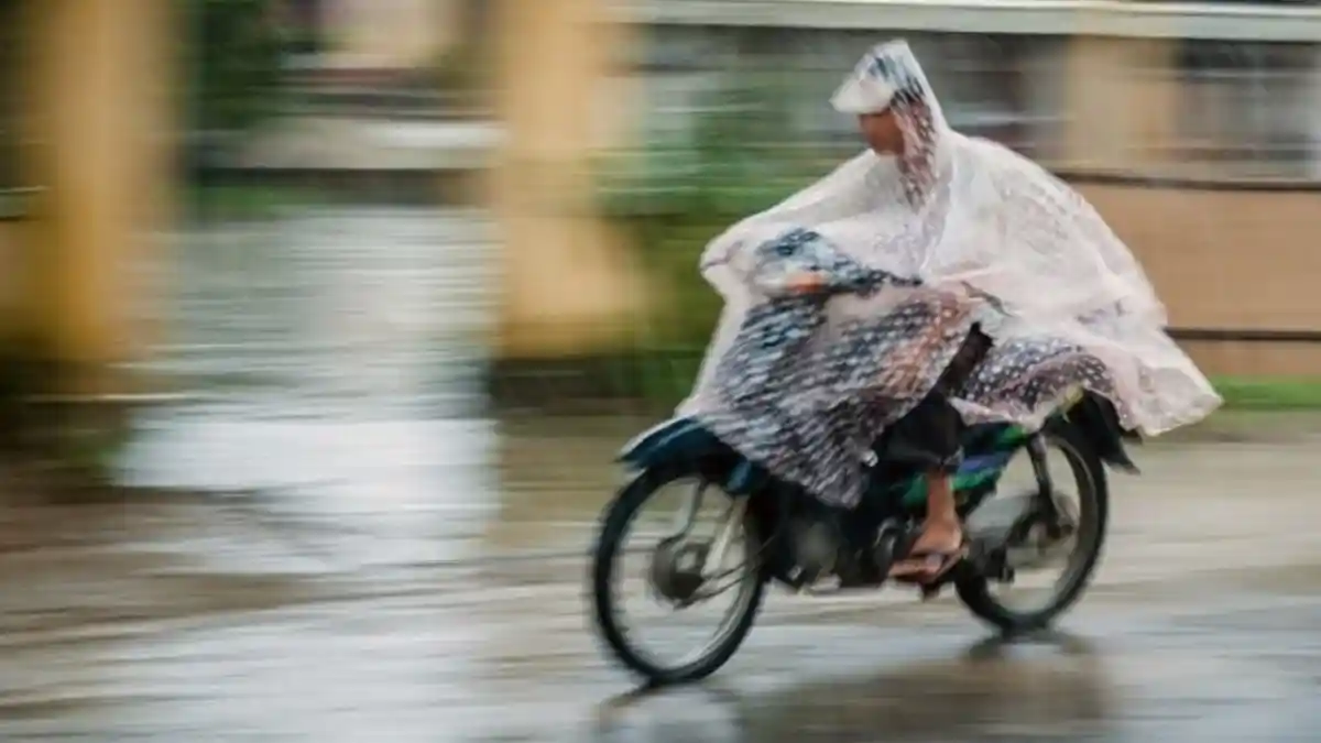 Musim Hujan Tiba, Pengendara Motor Diminta Hindari Jas Hujan Ponco