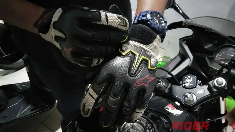 Safety riding saat virus corona dan psbb/ sarung tangan