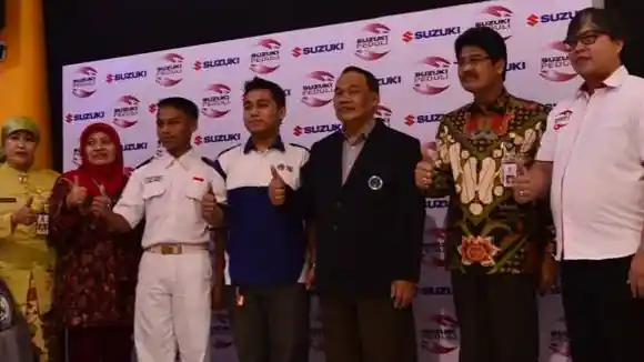 Suzuki Serahkan Donasi Pendidikan di Malang