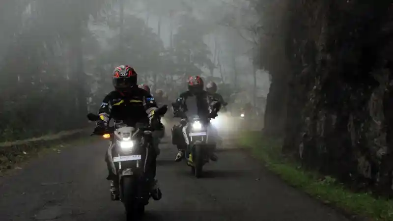 Segarnya Kaki Gunung Papandayan Akhiri Touring Marathon Suzuki GSX 150 Bandit