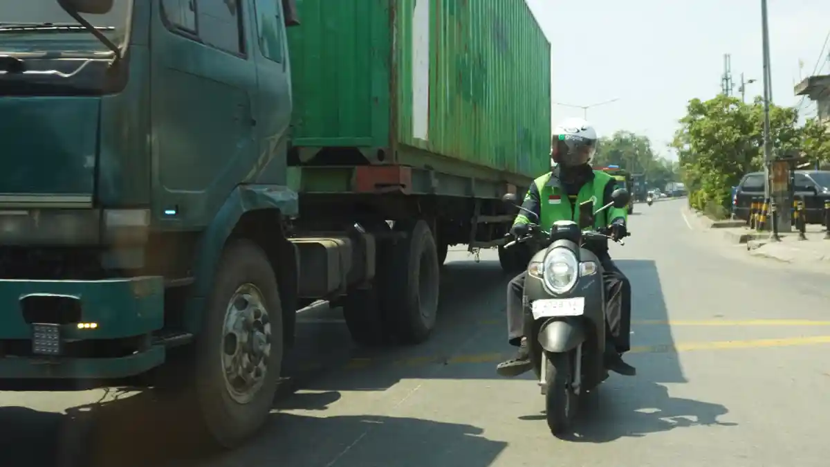 Hindari Kecelakaan Fatal, Ini Panduan Berkendara Motor Dekat Truk