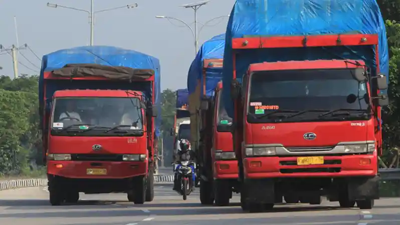 Berkendara di Antara Truk Besar Perlu Perhatikan Hal Ini