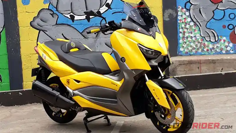 Modifikasi Yamaha XMax Berlabur Rona Kuning Ferrari