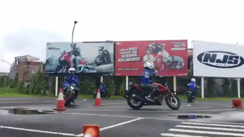 Simak! Begini Postur Berkendara Motor Yang Aman Dan Nyaman