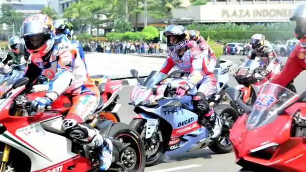 Melihat Keseruan Konvoi Para Pembalap MotoGP Di Jakarta