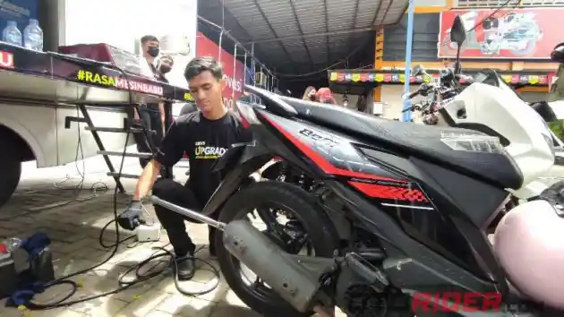 Mencoba Uji Emisi Motor Di Planet Ban