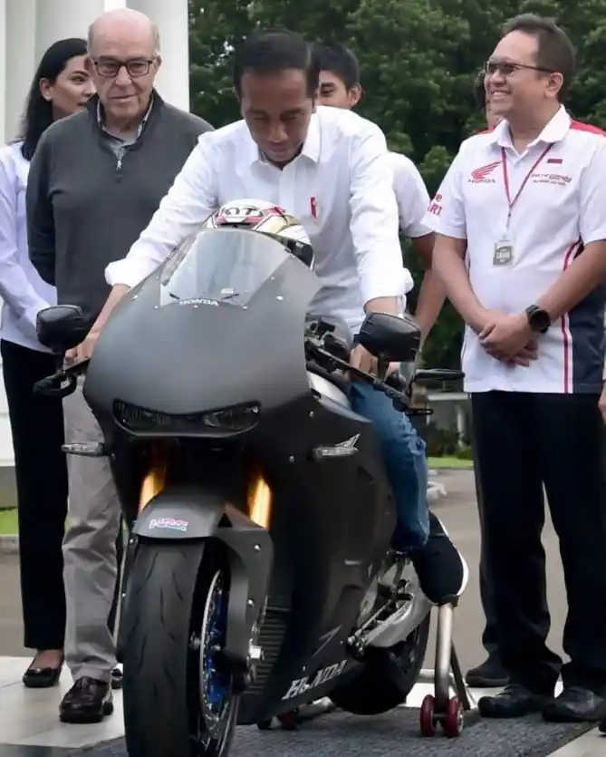 Jokowi Naik RCV213s