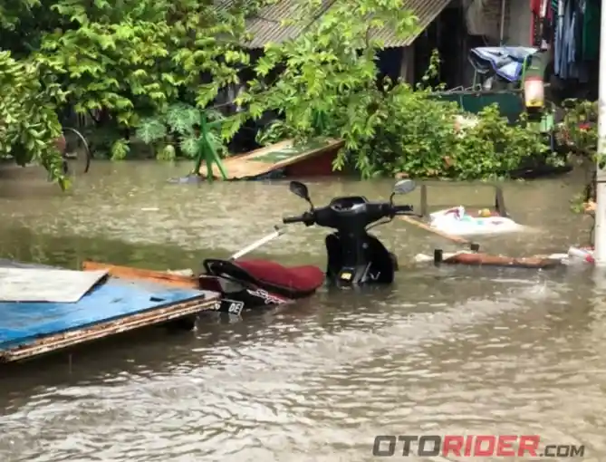 Motor kena banjir