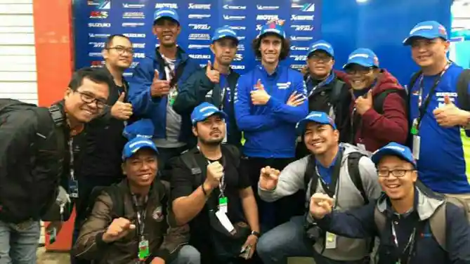 Alex Rins paddock MotoGP Motegi 2019 with media