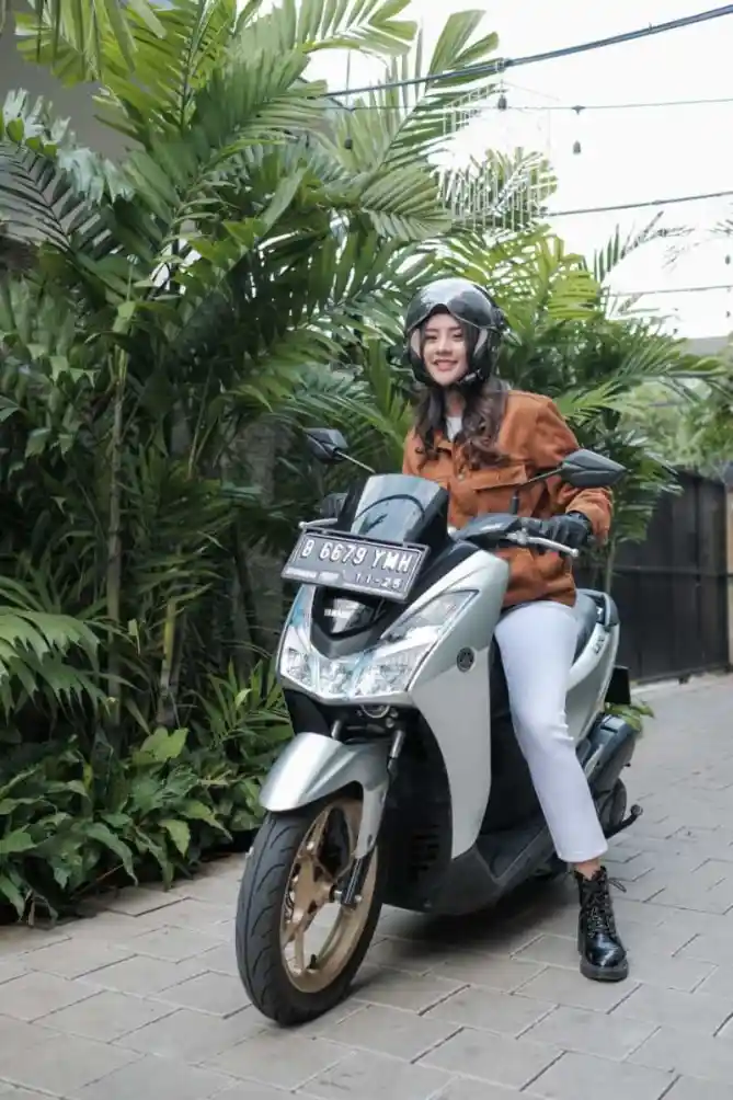 Anya Geraldine Yamaha Lexi