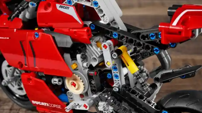 Ducati Panigale V4R dan Lego