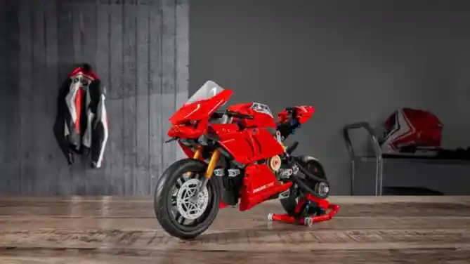 Ducati Panigale V4R dan Lego