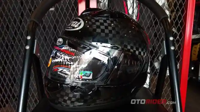 Helm Arai Carbon