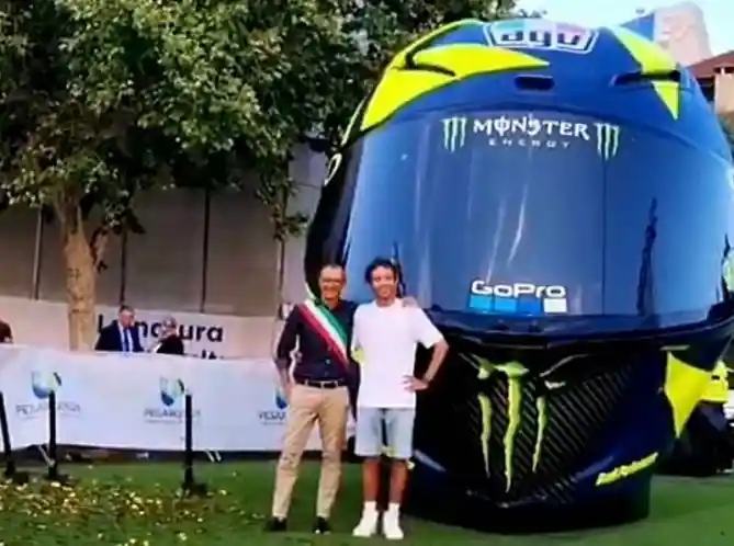 Helm Raksasa Valentino Rossi di Pesaro, Italia