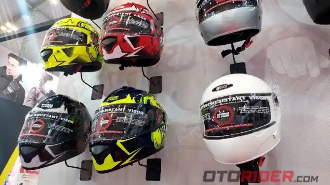 Helm SMK dan Studds di GIIAS 2023