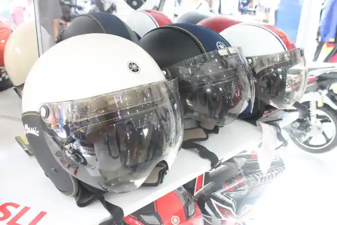 Helm Yamaha