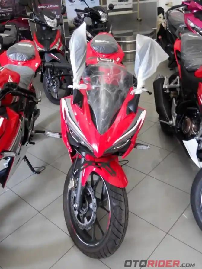 Honda CBR150R Red