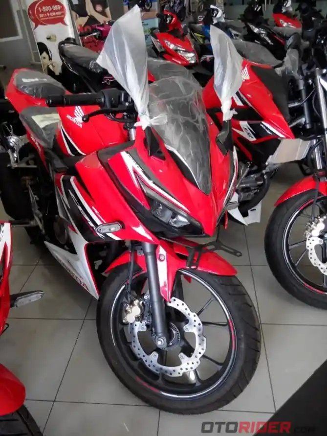 Honda CBR150R Red