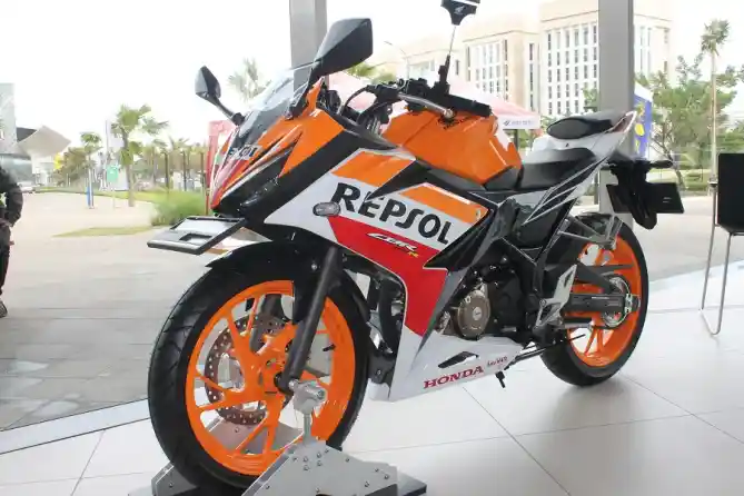 Honda CBR150R Repsol