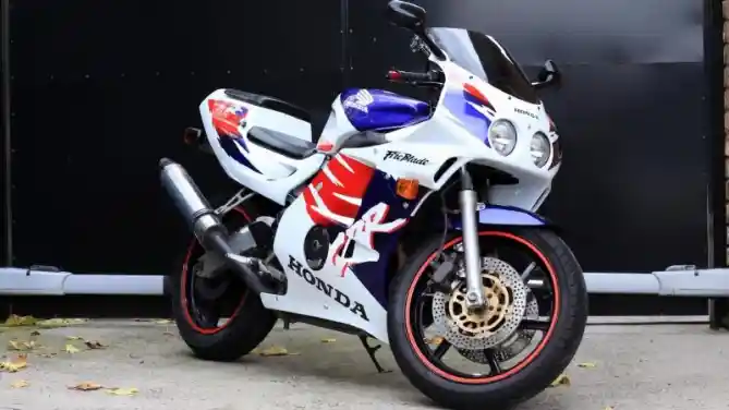 Honda CBR250RR MC22 (1990-2000) 4 silinder