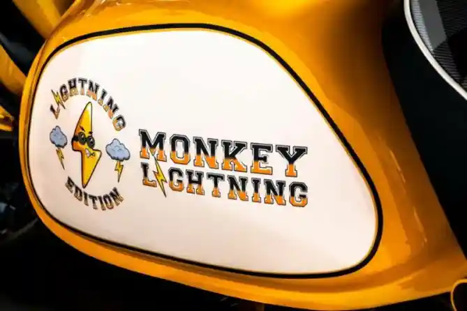 Honda Monkey Lightning Edition Meluncur