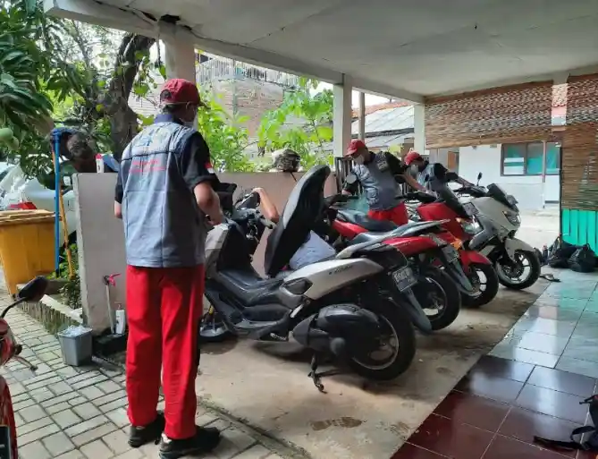 Ilustrasi Yamaha NMax di bengkel