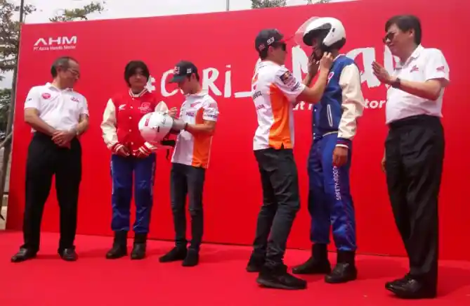 Dua Pembalap Repsol Honda Kampanye Safety Riding