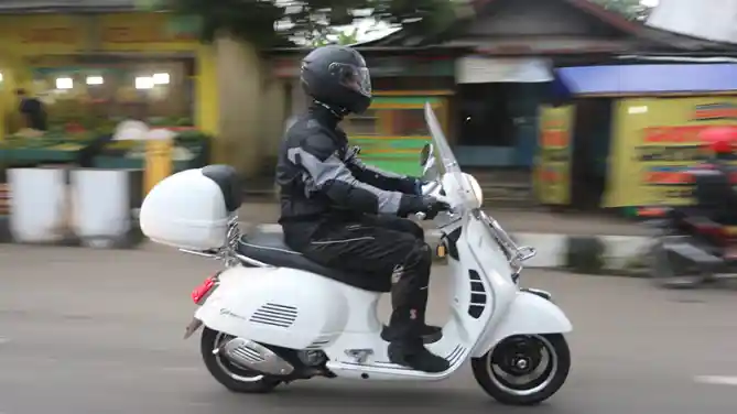 Vespa GTS 300 Italian Pride Touring