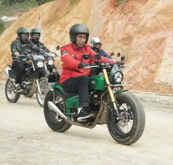 Jokowi Bermotor Di Batas Negeri