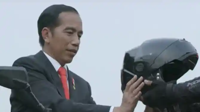 Jokowi Helm