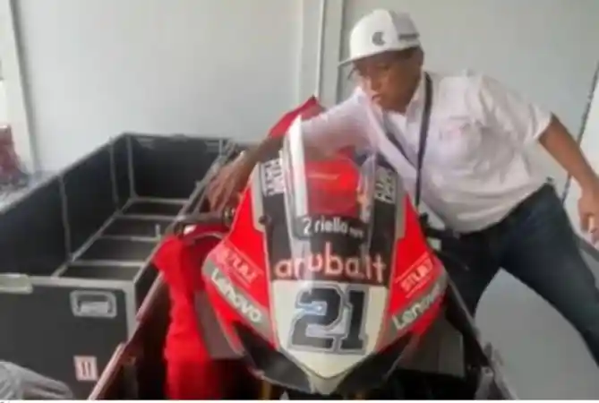 Karyawan mandalika buka kotak Ducati